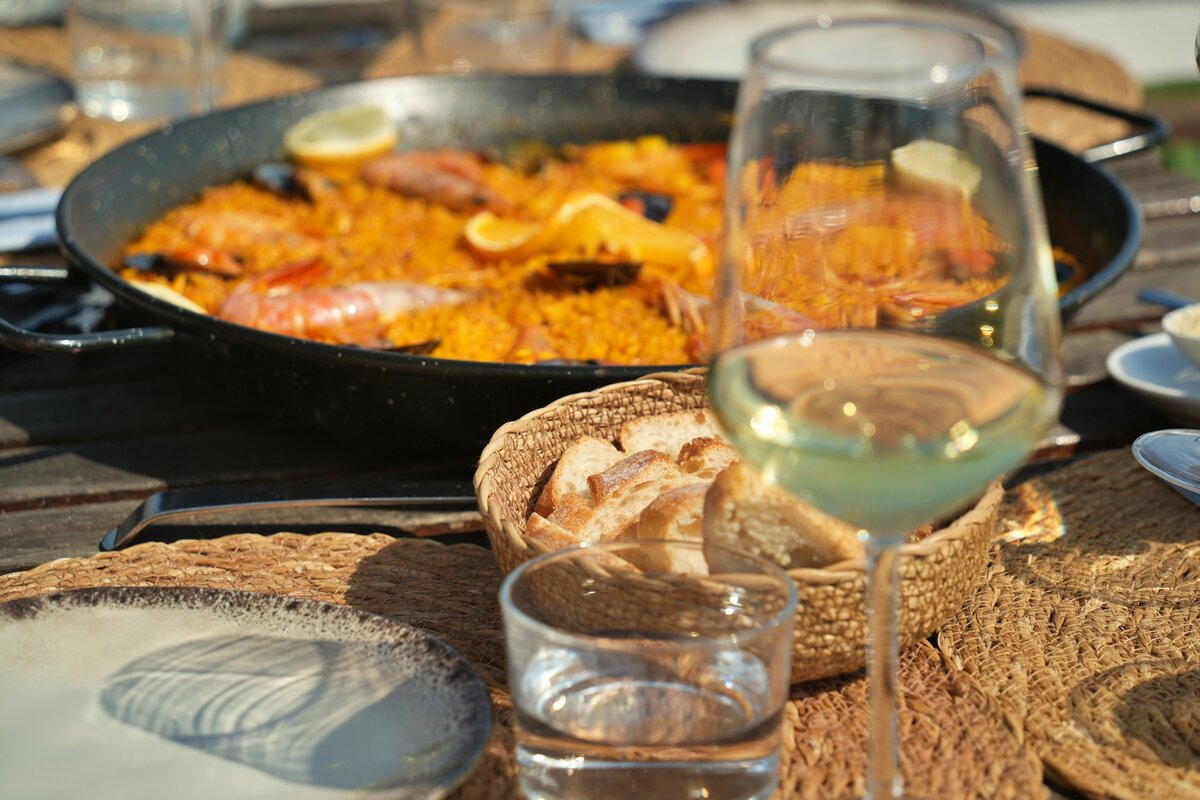 Jardín del restaurante al atardecer